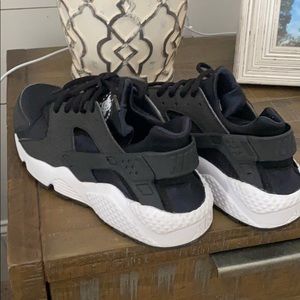 Black Nike Air Huaraches